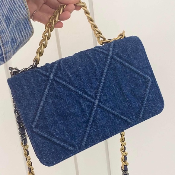 💓Sold💓Chanel 19 WOC - Picture 3 of 16